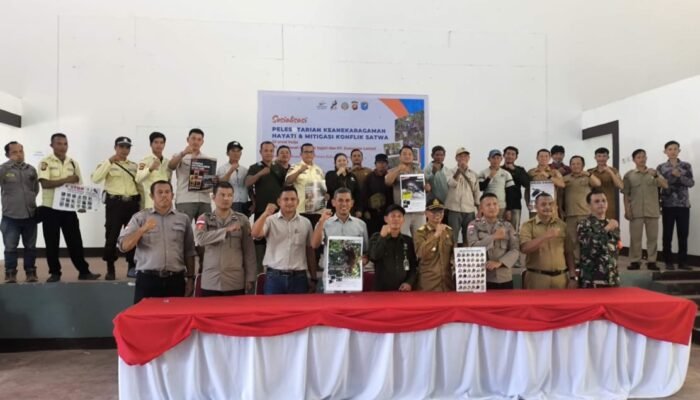 PT. Anugerah Makmur Sejati dan PT. Dutanusa Lestari Gandeng BKSDA Kalbar Sosialisasikan Mitigasi Konflik Satwa di Kapuas Hulu
