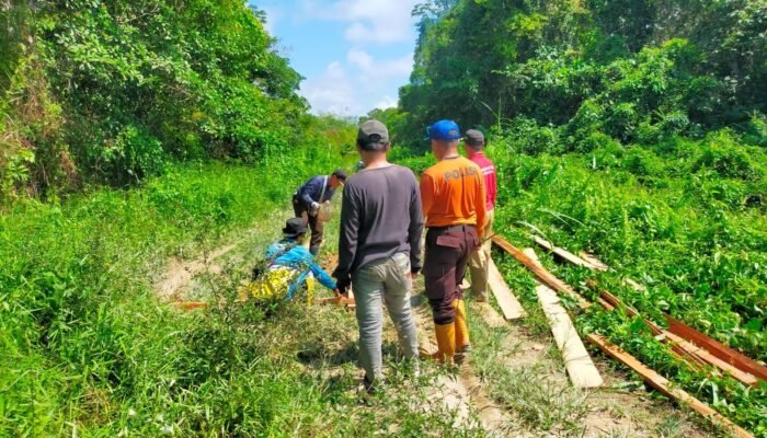 Polisi dan Warga Kompak Tambal Jalan Lintas Kapuas di Embaloh Hilir: Kasi Humas : Gotong Royong Bukti Nyata Polri Hadir untuk Rakyat