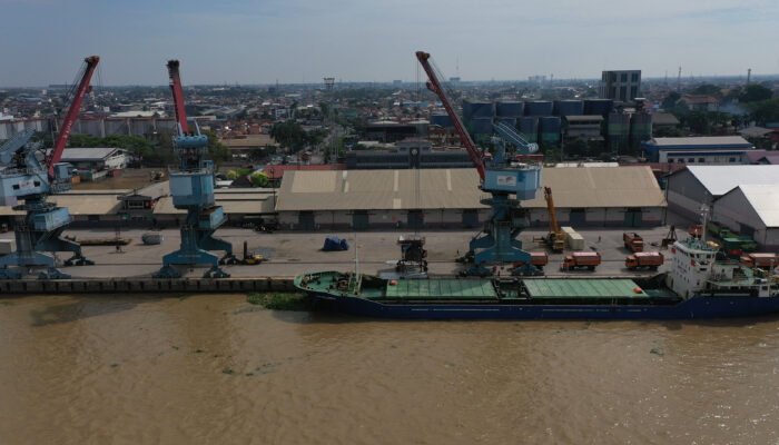 Menunggu Cuaca di Boom Baru