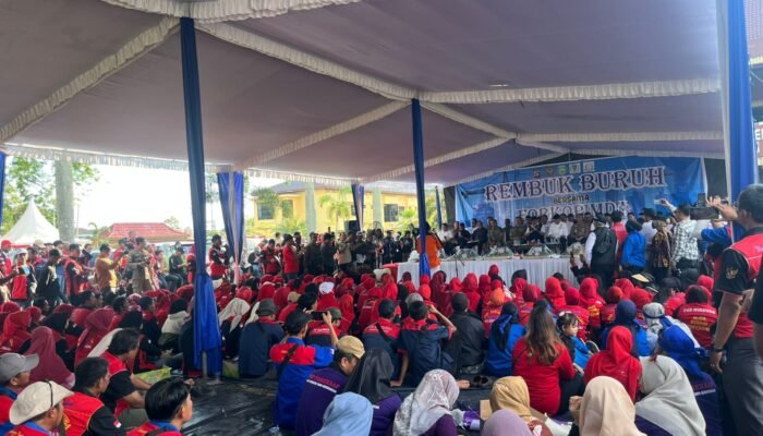 Rembuk Buruh di DPRD Sumsel : Buruh Duduk di Lantai, Forkopimda di Atas Panggung