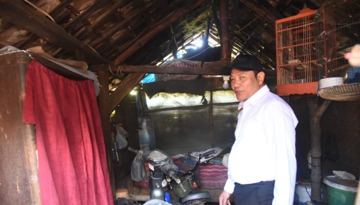 Sidak RTLH di Tarik, Bupati Subandi Salurkan Kursi Roda dan Bansos untuk Warga