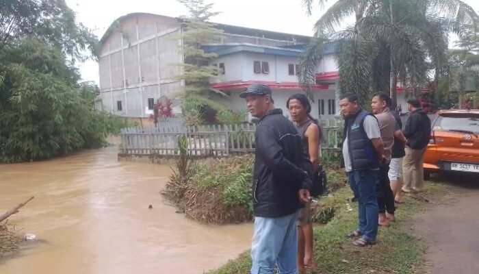 Camat Andika Tinjau Sungai Sari Bakti Meluap, Pinggir Jalan di Alam Barajo Jambi Tergerus Usai Hujan Semalaman