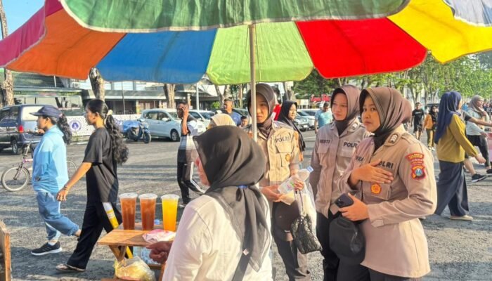 Polwan Polresta Sidoarjo Sapa Warga di Car Free Day Alun-alun