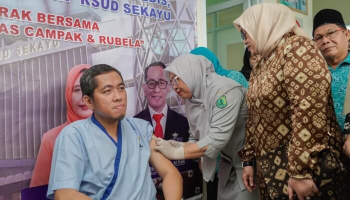 Pantau Imunisasi MR 600 Nakes, Ketua TP PKK Muba: Sebagai Garda Terdepan, Nakes Harus Kuat dan Sehat 