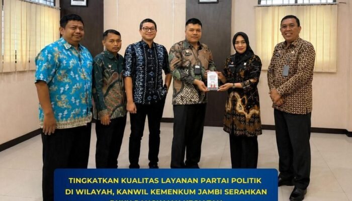 Kanwil Kemenkum Jambi Serahkan Buku Rangkaian Sosialisasi Layanan Partai Politik