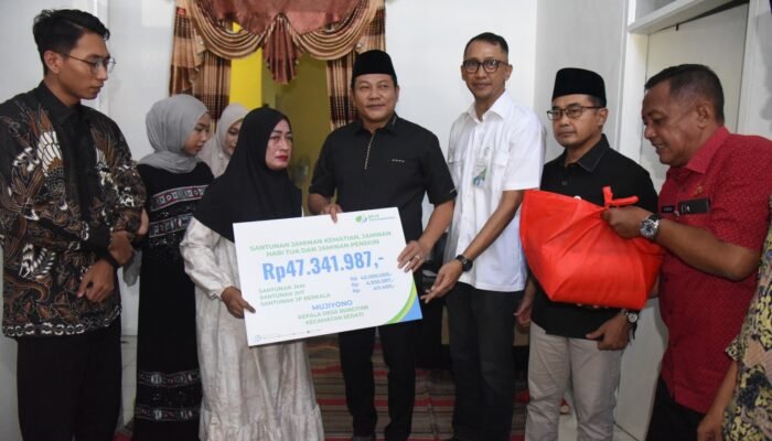 Bupati Sidoarjo Serahkan Santunan BPJS kepada Almarhum Kades Buncitan dan Keluarga Korban Kecelakaan