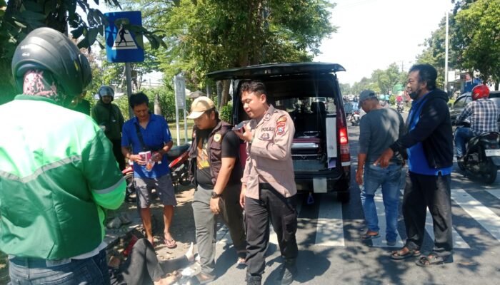 Respon Cepat Patroli Polsek Buduran Bantu Korban Kecelakaan