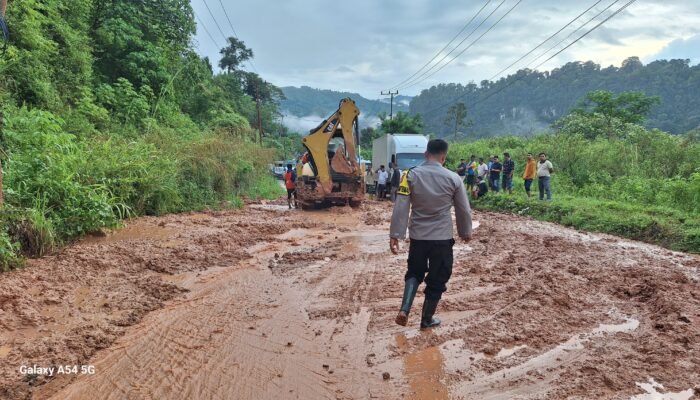Longsor Tutup Jalur Kerinci–Bangko, Polisi Berlakukan Sistem Buka Tutup