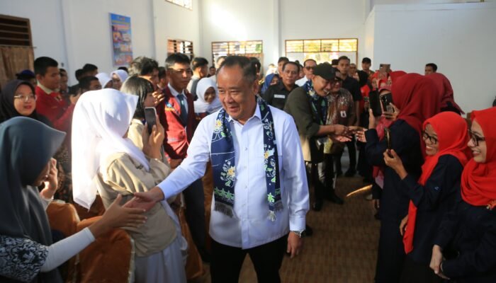 Tanam Pohon Alpukat di SMAN 1 Lubuklinggau, Cik Ujang Tekankan Pentingnya Sekolah Hijau dan Kolaborasi Pendidikan