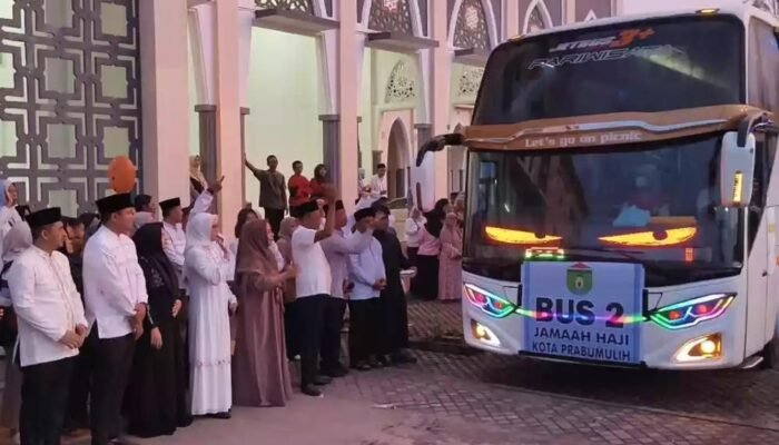 Wako Arlan Lepas Calon Jamaah Haji Prabumulih
