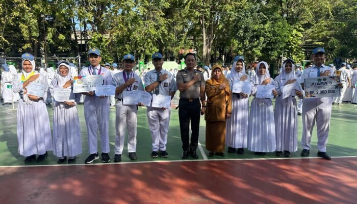 Kapolsek Buduran Tanamkan Nasionalisme dan Bijak Bermedia Sosial Saat Pimpin Upacara di SMAN 1 Sidoarjo