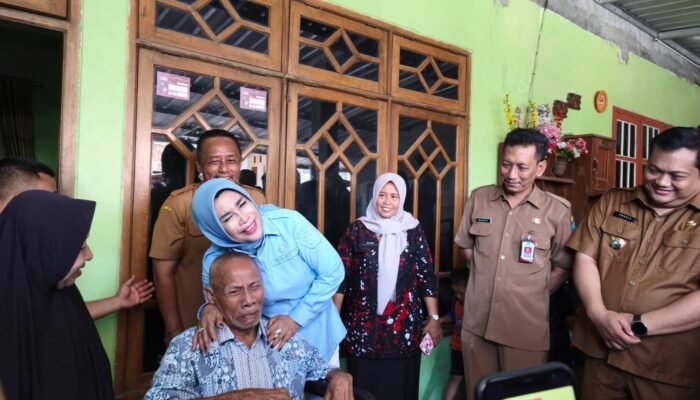 Wabup Mimik Idayana Antar Langsung Bantuan Kursi Roda ke Rumah Warga