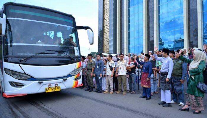288 Jamaah Haji Kota Jambi Berangkat ke Tanah Suci, Kloter 20 Dilepas Penuh Haru