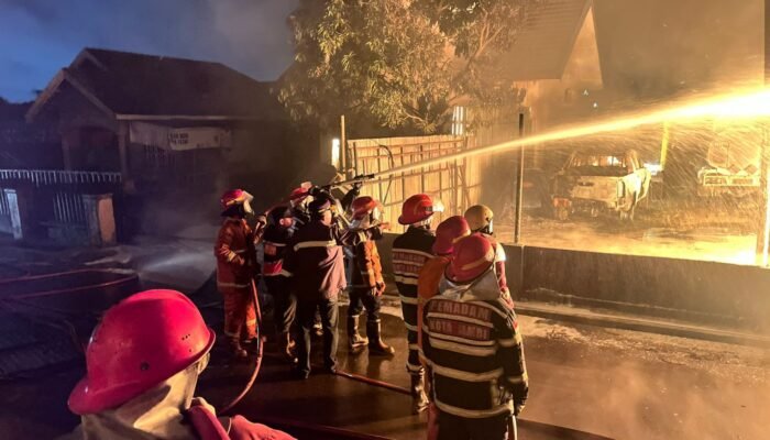 Damkar Kota Jambi Berhasil Padamkan Kebakaran Lokasi BBM Kotabaru dengan 60 Personel