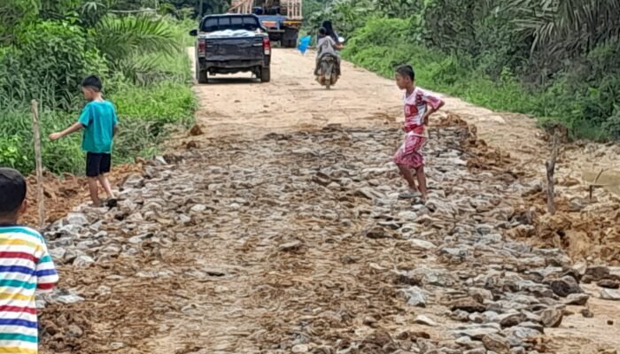 Belasan Hari Berjibaku dengan Lumpur, Gotong Royong di Jirak Jaya Buka Kembali Akses Warga