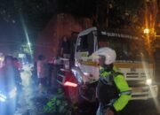 Polsek Krian dan Warga Evakuasi Pohon Tumbang Timpa Kontainer di Simpang Empat RPH