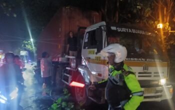 Polsek Krian dan Warga Evakuasi Pohon Tumbang Timpa Kontainer di Simpang Empat RPH