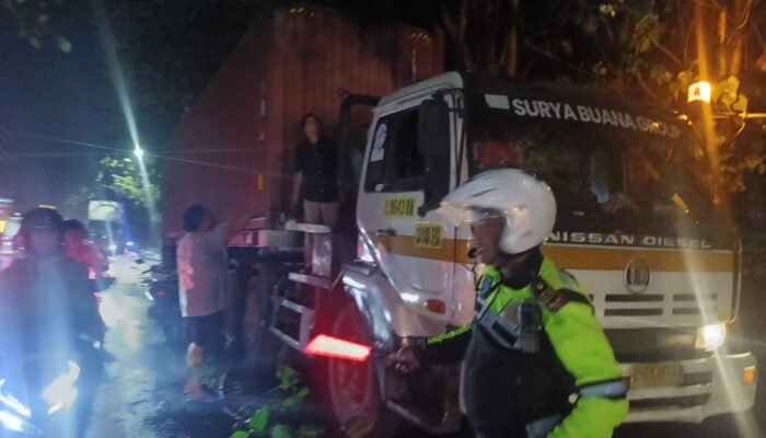 Polsek Krian dan Warga Evakuasi Pohon Tumbang Timpa Kontainer di Simpang Empat RPH