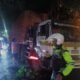 Polsek Krian dan Warga Evakuasi Pohon Tumbang Timpa Kontainer di Simpang Empat RPH