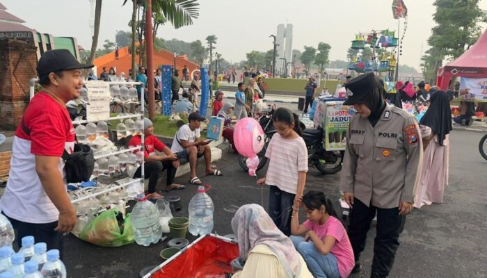 Polwan Polresta Sidoarjo Berikan Pelayanan Humanis di Car Free Day