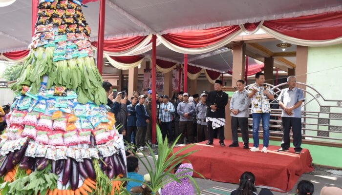 Bupati Sidoarjo Subandi Hadiri Ruwat Desa Pagerngumbuk, Tradisi Unik Tumpeng di Atas Amben Bambu