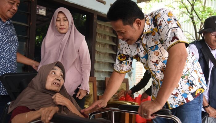 Bupati Sidoarjo Subandi Gerak Cepat Perbaiki RTLH dan Bantu Lansia Sakit