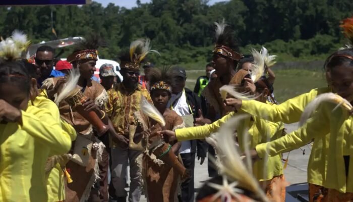 Tari Tumor Warnai Penjemputan Kehadiran Uskup Timika Mgr. Bernardus Bofitwos Baru Pada HUT Ke -132 Misi Katolik di Tanah Papua Fakfak