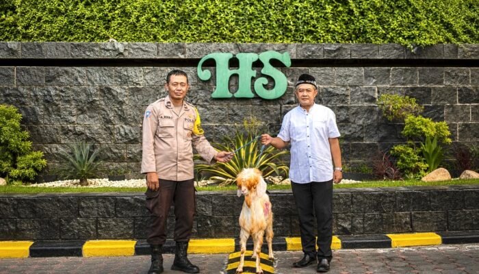 Semarak Iduladha 1447 H, Hotel Santika Pandegiling Surabaya Serahkan Hewan Kurban untuk Polsek Tegalsari