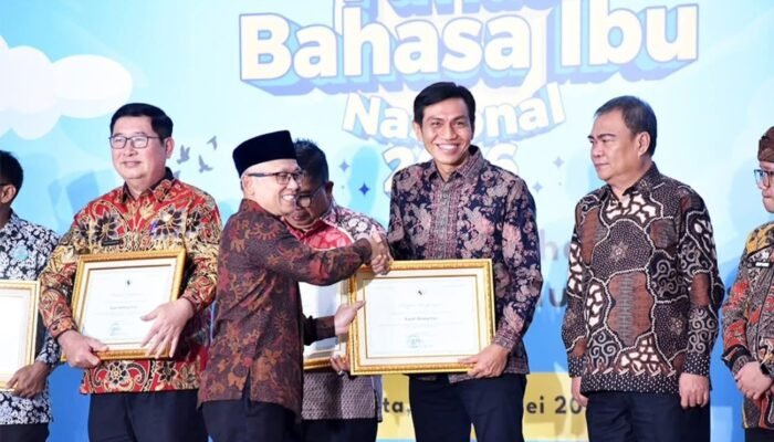 Bupati Batang Hari Raih Penghargaan Nasional atas Dukungan Pelestarian Bahasa Daerah