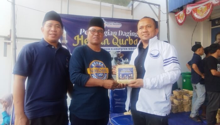 DPD Partai NasDem Sidoarjo Bagikan Ratusan Paket Daging Kurban untuk Kader dan Warga