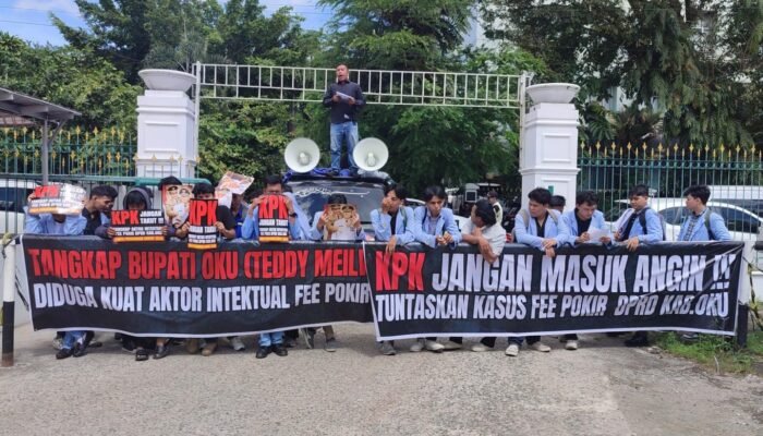Aksi Massa Duga Mendagri Lindungi Teddy Mailwansyah untuk Jadi Tersangka: “KPK Jangan Masuk Angin”