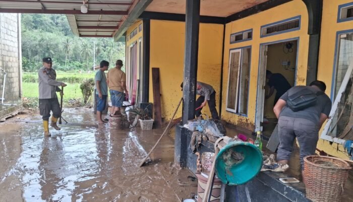 Hujan Deras Lumpuhkan Sejumlah Jembatan di Lintau Buo