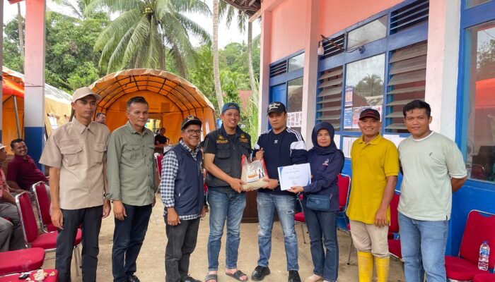 Anggota DPR-RI Berikan Bantuan Terhadap Korban Bencana Di Tanah Datar