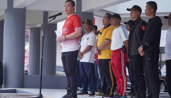 Sambut HUT ke -131 Putussibau, Ribuan Aparat dan ASN Kapuas Hulu Turun Jalan Lewat Olahraga Bersama dan Jumat Bersih
