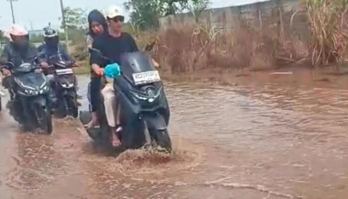 Genangan Air Disertai Lubang Menganga di Ruas Jalan Lingkar Selatan Jakabaring
