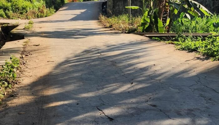 Fasilitas Umum Jadi Korban, Truk Bertonase Besar Pengangkut Tanah Liat Rusak Jalan di Talang Jambe Masyarakat Bersuara