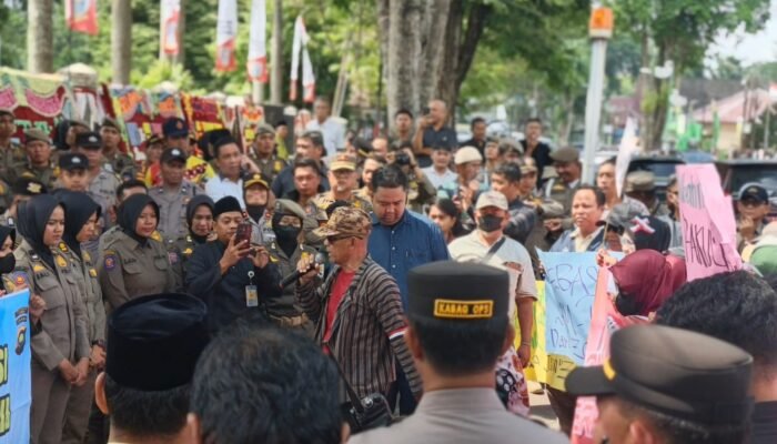 Aksi Zona Merah Warnai Paripurna HUT ke-80 Kota Jambi, Warga Tuntut Kepastian 5.506 Bidang Tanah Terblokir