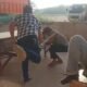 VIRAL! Video Dugaan Main Hakim Sendiri dan Penganiayaan Pria, Korban Dipukul dengan Kayu Hingga Patah
