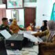 Dekatkan Pelayanan ke Warga, Babinsa Koramil 1803-01/Fakfak Kawal Dukumen Keliling Dukcapil di Fakfak Selatan