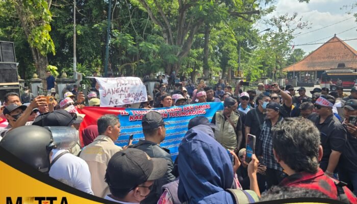 Ratusan Massa GEMPAR Kepung DPRD Tulungagung, Desak KPK Buka Dugaan Penyalahgunaan Pokir dan Tuntaskan Kasus Korupsi