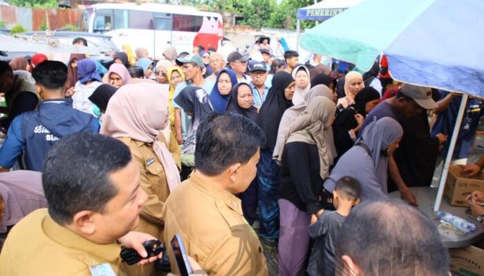 Operasi Pasar Murah di Alam Barajo Diserbu Warga, Ratusan Warga Antre Sejak Pagi