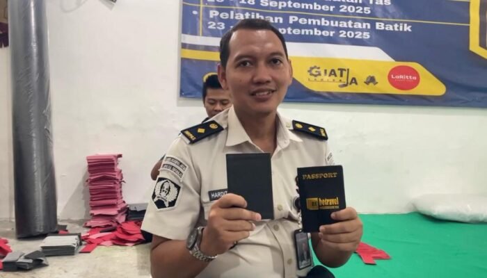 Warga Binaan Lapas Sidoarjo Berkarya Produksi Cover Paspor Berkualitas, Bekali Keterampilan untuk Masa Depan 