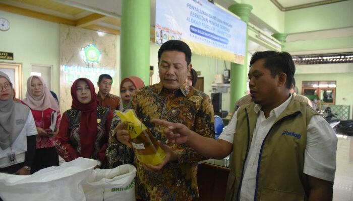 181 Ribu Warga Sidoarjo Terima Bantuan Beras dan Minyak Goreng, Bupati Subandi: Jangan Dijual, Konsumsi untuk Keluarga