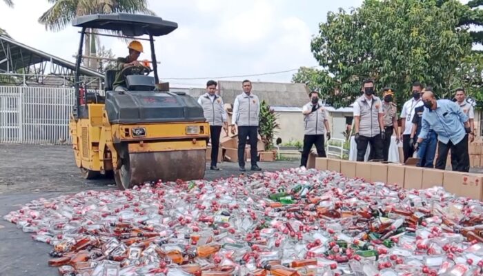 20 Ribu Botol Miras Oplosan Dimusnahkan, Empat Pelaku Diamankan