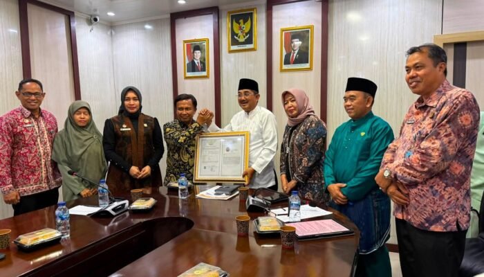 Kanwil Kemenkum Jambi Serahkan Sertifikat IG Pinang Batara, Perkuat Perlindungan Kekayaan Intelektual Tanjab Barat