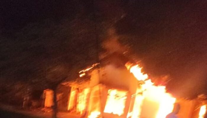 Satu Unit Rumah Permanen di Jorong Lingkung Kawat Ludes Dilalap Si Jago Merah