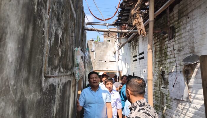 Bupati Sidoarjo Subandi Sidak RTLH di Krembung, Minta Renovasi Rumah Warga Segera Direalisasikan