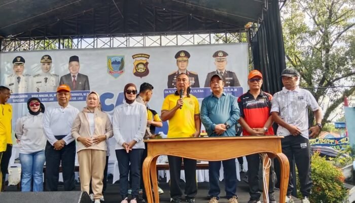 Bupati Lahat Bursah Zarnubi Melepas Peserta Jalan Santai Dalam Rangka Hari Jadi Kabupaten Lahat ke-157