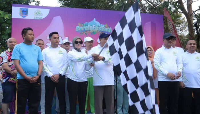 Bupati dan Wakil Bupati Lahat Meriahkan Jalan Sehat HUT Kabupaten Lahat ke-157