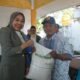 Ketua TP PKK Sidoarjo Sriatun Subandi Salurkan Bantuan Pangan di Gedangan
